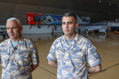 Jet Üssünde görevli baba oğul sırt sırta vatana hizmet ediyor