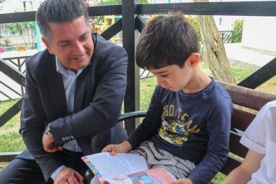 Okuması çocuklardan hediyesi muhtardan