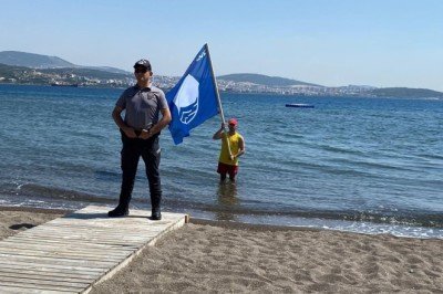 İzmir'de bir plaja daha 'mavi bayrak' asıldı