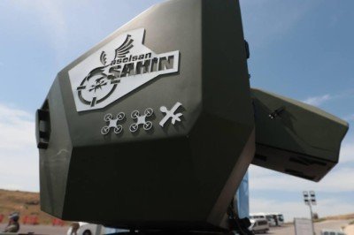 Dron avcısı Şahin gövde gösterisi yapıyor