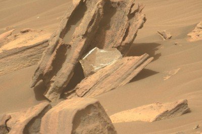 NASA'nın uzay aracı Mars yüzeyinde çöp buldu