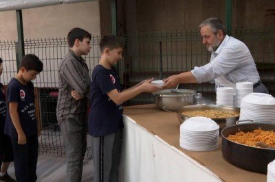 20 yıldır cami avlusunda yemek ikram ediyor