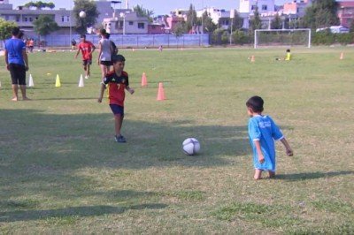 8 yaşındaki Muhammet'in futbol tutkusu engel tanımıyor