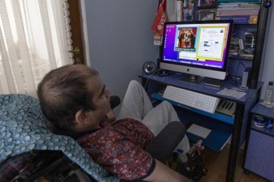 Ayak parmaklarıyla bilgisayar kullanarak ders çalışan SP hastası Yılmaz liseyi bitirdi