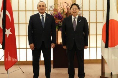 Bakan Çavuşoğlu, Japon mevkidaşı ile bir araya geldi