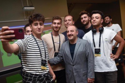 Bakan Varank, Bilişim Vadisi'nde 51 ülkeden 600 gençle buluştu
