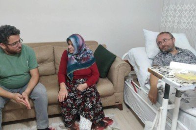 Hayatını bakıma muhtaç ailesine adadı