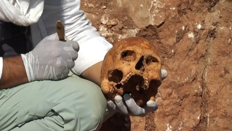 İçerisinde 4 iskeletin olduğu 1800 yıllık mezar bulundu