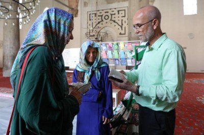 İmamın turistlerle kurduğu diyalog sosyal medyada beğeni topladı