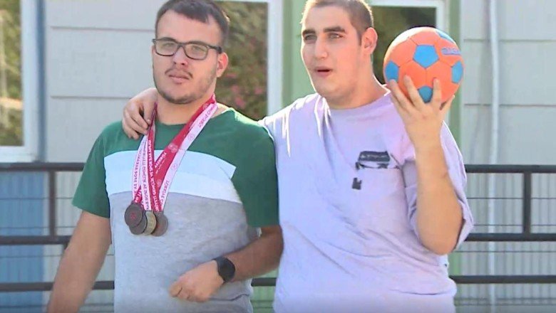 Özel gereksinimli Burak ve Gürkan azimleriyle engelleri kırdı