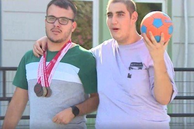 Özel gereksinimli Burak ve Gürkan azimleriyle engelleri kırdı