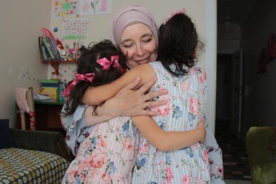 Özlem anne Size bir defa sarılabilir miyiz? diyen iki kardeşe gönlünü açtı