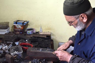 Oltu taşını yarım asırdır ilk günkü heyecanla tespihe dönüştürüyor