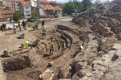 Sezar'ın Kalesinde antik tiyatro gün yüzüne çıkarılıyor