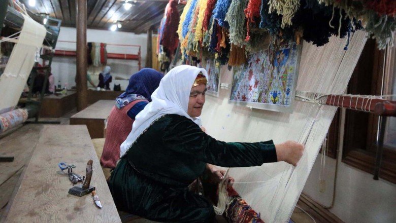Tezgahının başında geleneksel motiflere hayat veriyor