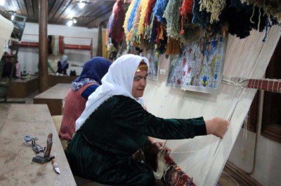 Tezgahının başında geleneksel motiflere hayat veriyor