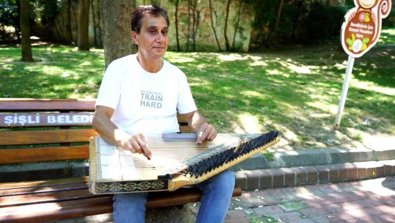 Yarım asırlık kanun ustası sanatını parkta yapıyor