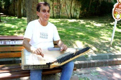 Yarım asırlık kanun ustası sanatını parkta yapıyor