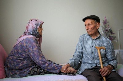 Yatağa bağımlı eşine sevgisini ve yardımını bir an olsun eksik etmiyor