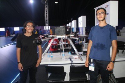 Yüksek katlı binaların rahat boyanması için dron tasarladılar