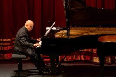 Besteci ve piyanist Aydın Karlıbel, 35 yıl sonra İDOB'dan emekli oldu