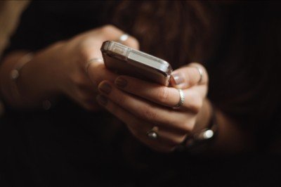 AB, bütün akıllı telefonlara tek tip şarj girişi getiriyor