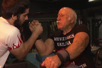 Namı diğer demir dedenin bileği bükülmüyor