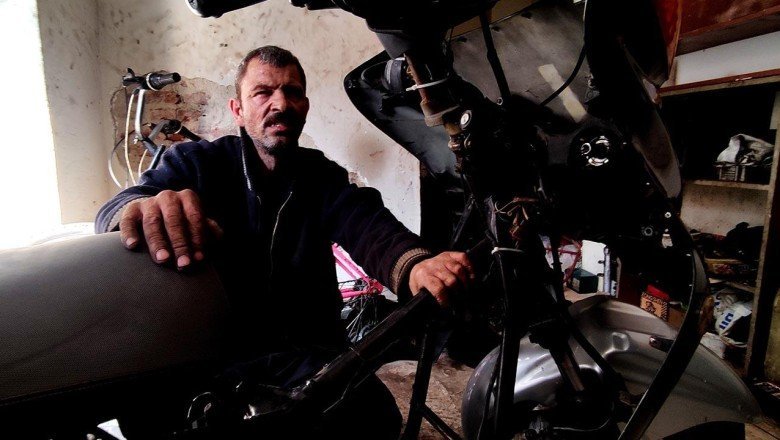20 yıldır görmeden motosiklet tamir ediyor