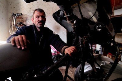 20 yıldır görmeden motosiklet tamir ediyor