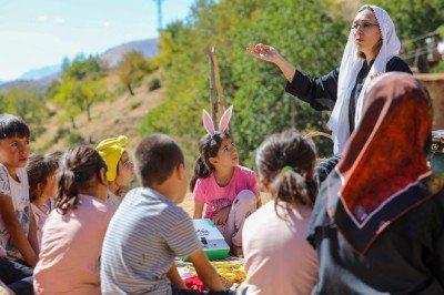 Diyarbakır'da öğretmenler 'Masalcı Nine' ve 'Muciddin' karakterleriyle çocuklarla buluşuyor