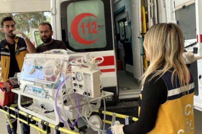 Kızı prematüre doğan doktor, minik Eylül'ü tedavi yolculuğunda yalnız bırakmadı