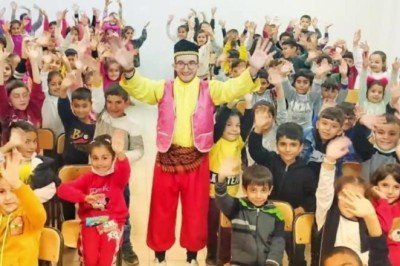 Seyyar mutluluk elçisi: Köy köy dolaşıp çocukları tiyatroyla tanıştırıyor