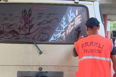 Temizlik görevlisi tozlu camları tabloya dönüştürüyor