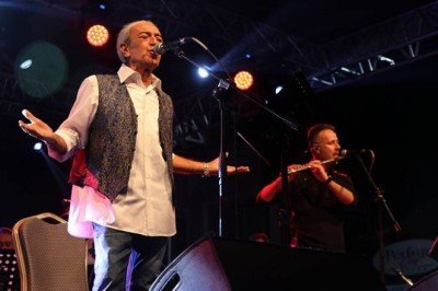 Zonguldak Valiliği'nin konserini iptal ettiği Edip Akbayram, Edirne'de sahneye çıktı: Vali konserimizi iptal etti, kendisini kamuoyunun vicdanına sunuyorum
