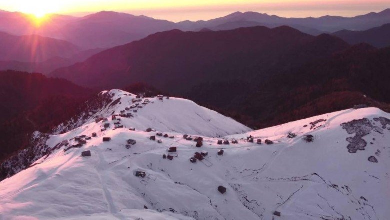Beyaz örtüyle kaplanan Klaskur Yaylası'nda gün batımı