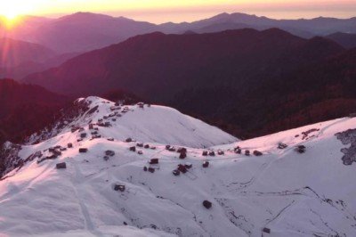 Beyaz örtüyle kaplanan Klaskur Yaylası'nda gün batımı