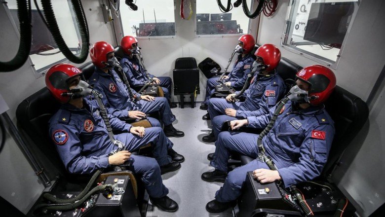 Türkiye'nin ilk uzay yolcuları Eskişehir'deki askeri merkezde eğitiliyor