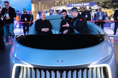 Bakan Varank, Togg'un CES 2023'teki standını ziyaret etti