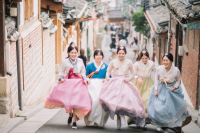 Kore'nin Geleneksel Kıyafeti: Hanbok'un Zerafeti ve Tarihi Dokusu