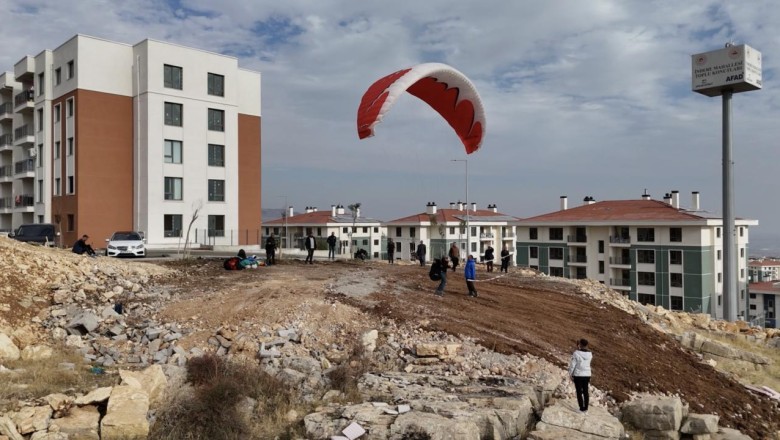 Deprem sonrası dönüşen İndere yamaç paraşütçülerinin yeni rotası oldu