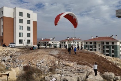 Deprem sonrası dönüşen İndere yamaç paraşütçülerinin yeni rotası oldu