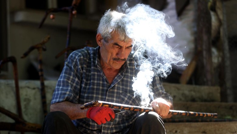 Doğadan topladığı ağaç dallarını hayvan figürlü bastonlara dönüştürüyor