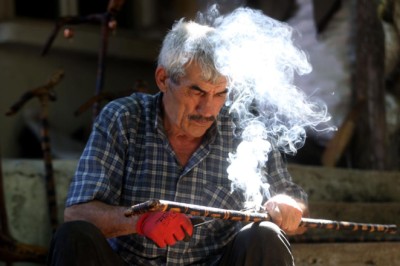 Doğadan topladığı ağaç dallarını hayvan figürlü bastonlara dönüştürüyor