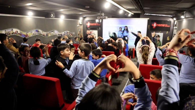 'Gezen Sinema Tırı' Sivas'ta çocuklarla buluştu