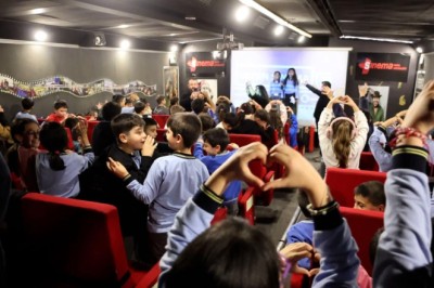 'Gezen Sinema Tırı' Sivas'ta çocuklarla buluştu