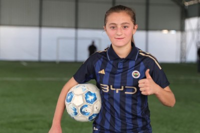 Hakkarili sarı fırtına lakaplı Gül Yıldız istedi, mezraya halı saha yapıldı