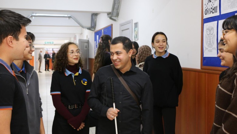Karanlık dünyasını edebiyatla aydınlatan öğretmen, öğrencilerine ilham oluyor
