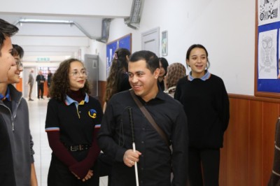 Karanlık dünyasını edebiyatla aydınlatan öğretmen, öğrencilerine ilham oluyor