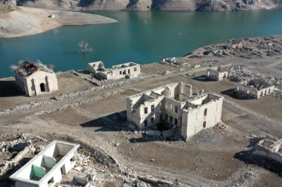 Kars'ta baraj sularının çekilmesiyle köy gün yüzüne çıktı