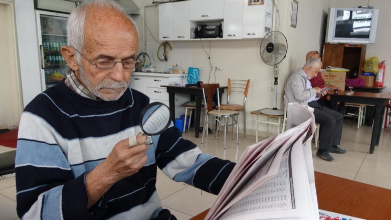 Kütahya'nın 'büyüteçli okuru', 18 yıldır gazeteleri mercek altında okuyor